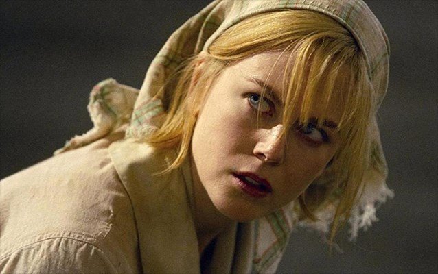 «Dogville»: Το αριστούργημα του Λαρς Φον Τρίερ στο θεατρικό σανίδι